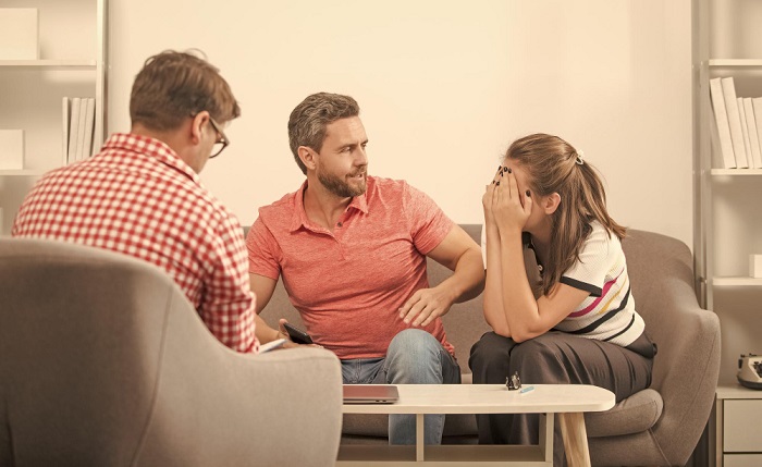 Man and woman talking in front of a therapist